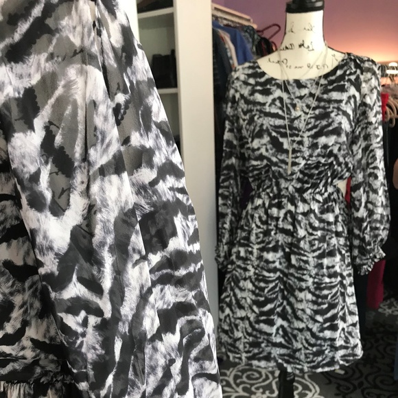 TRENDING! Alice + Olivia Silk Animal Print Dress - Picture 4 of 6